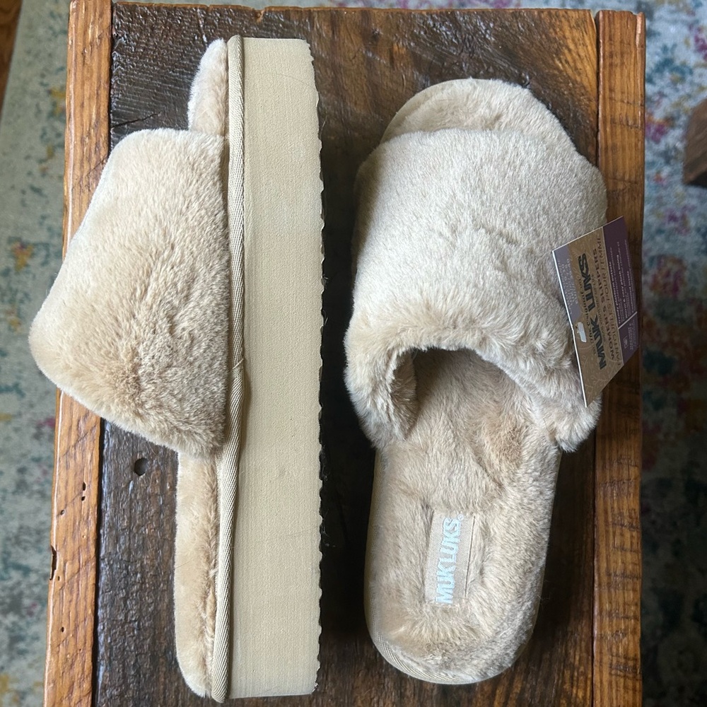 Muk Luk tan fuzzy slide slippers